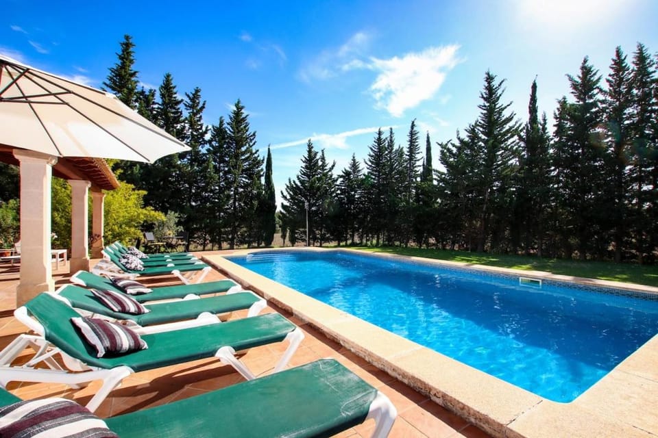 Beautiful villa for 8 people close to Pollensa by Renthousing Villa in Raiguer