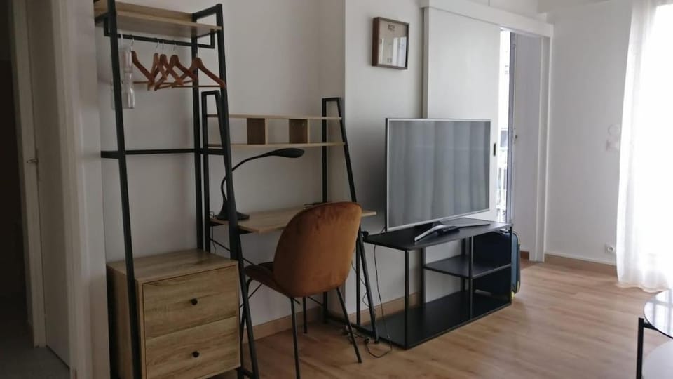 Your 28 m Studio RER B Paris Modern Convenient and Affordable Apartment in Île-de-France