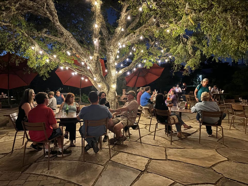 Restaurant/places to eat, Night, Dinner, Drinks, group of guests