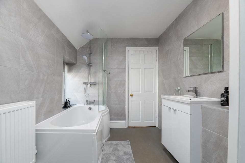 3BDR Town House in the Heart of Holyhead - Free Onsite Parking House in Wales