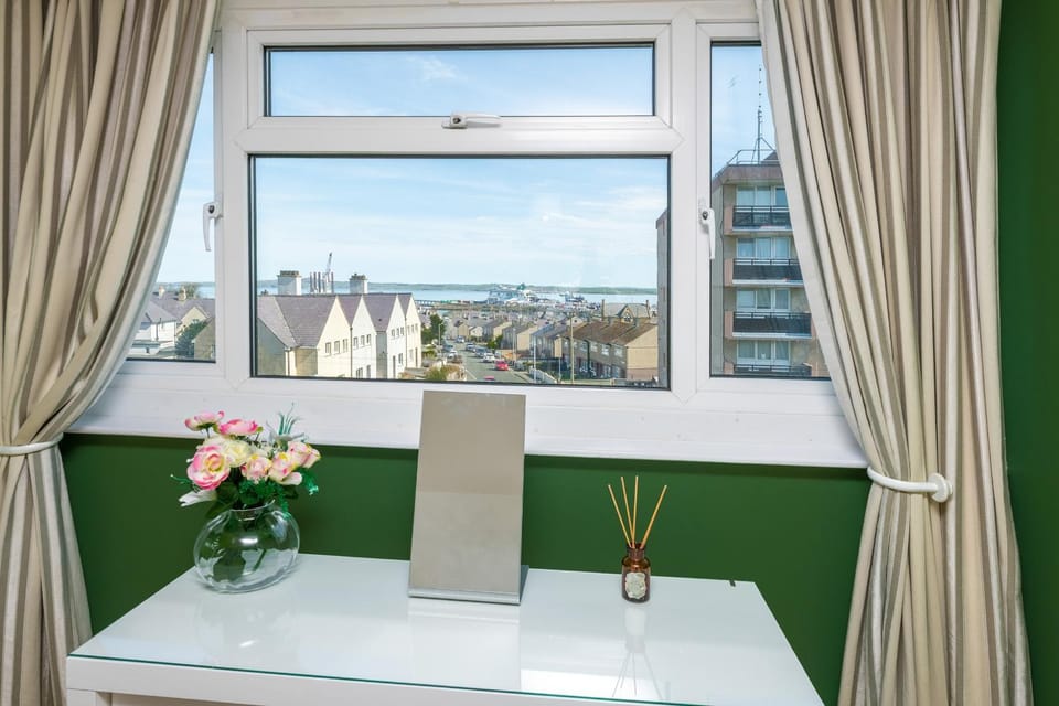 3BDR Town House in the Heart of Holyhead - Free Onsite Parking House in Wales