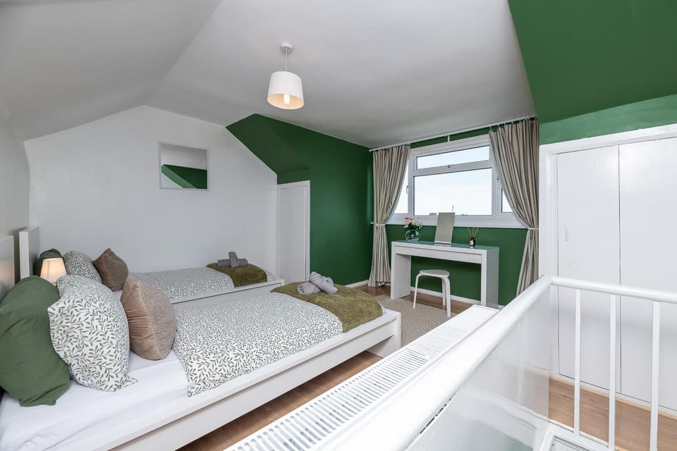 3BDR Town House in the Heart of Holyhead - Free Onsite Parking House in Wales