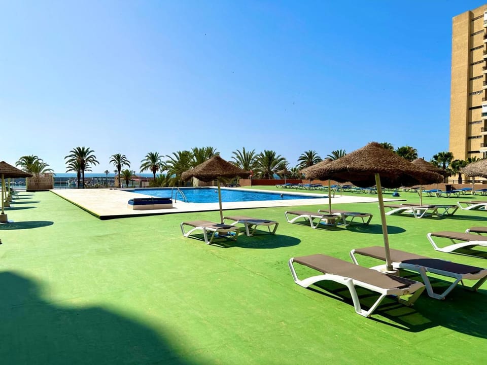 Day, Natural landscape, Swimming pool, sunbed