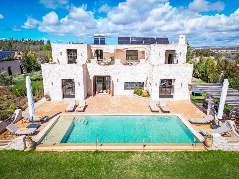 Property building, Patio, Spring, Day, Natural landscape, Garden, Garden view, Pool view, Swimming pool, sunbed