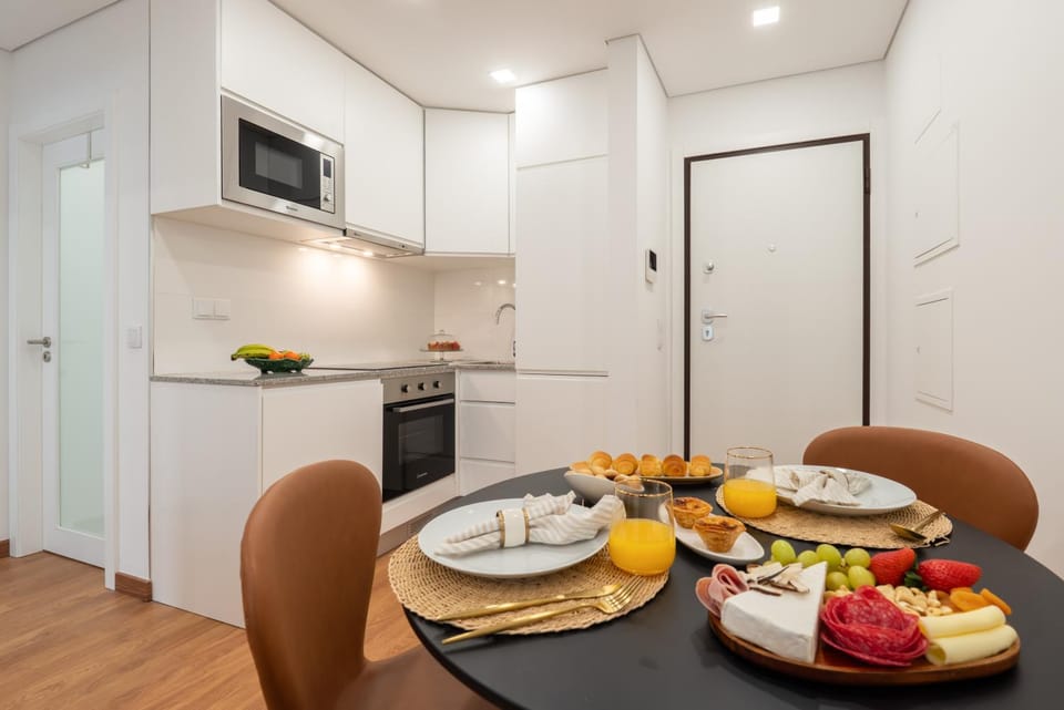 Kitchen or kitchenette, Dining area, oven, stove