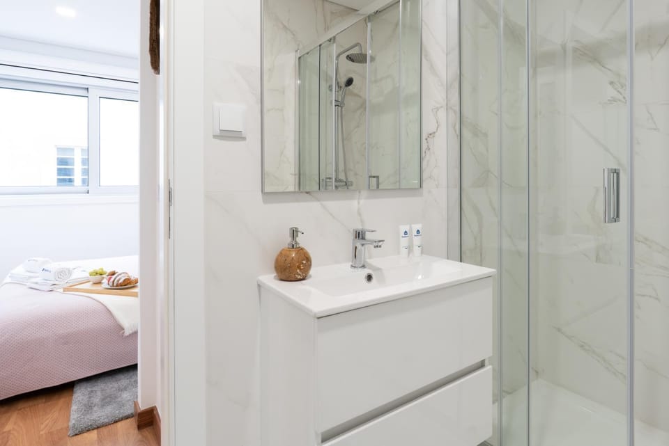 Shower, Bed, Bathroom, Bedroom, towels