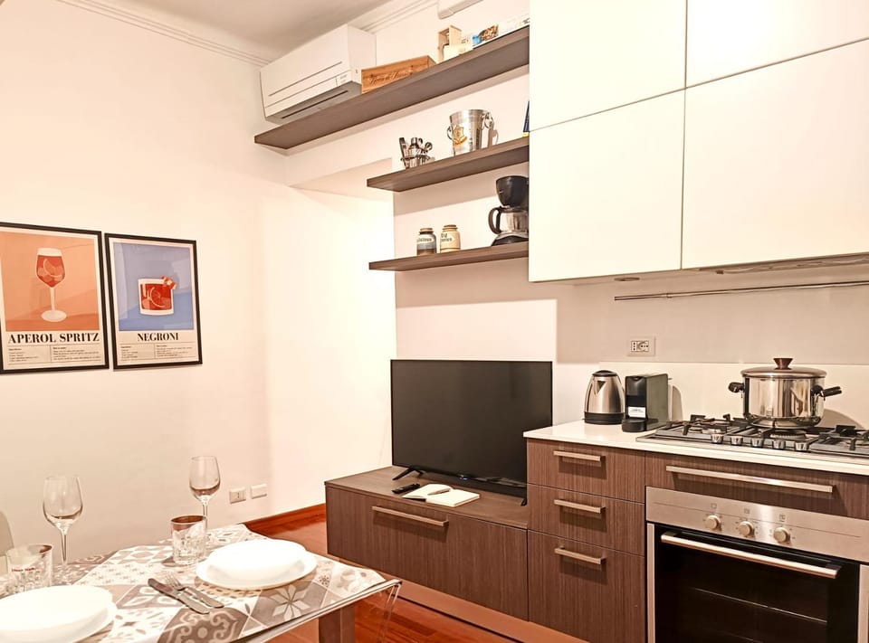 Coffee/tea facilities, Kitchen or kitchenette, dishwasher, oven, stove, toaster