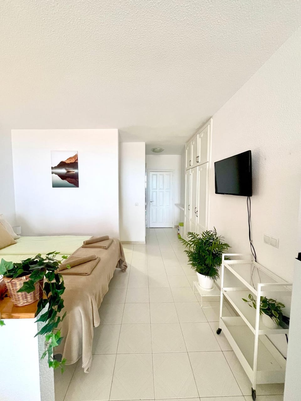 Communal lounge/ TV room, Bed, TV and multimedia, Living room, Photo of the whole room, Seating area, Evening entertainment, Bedroom