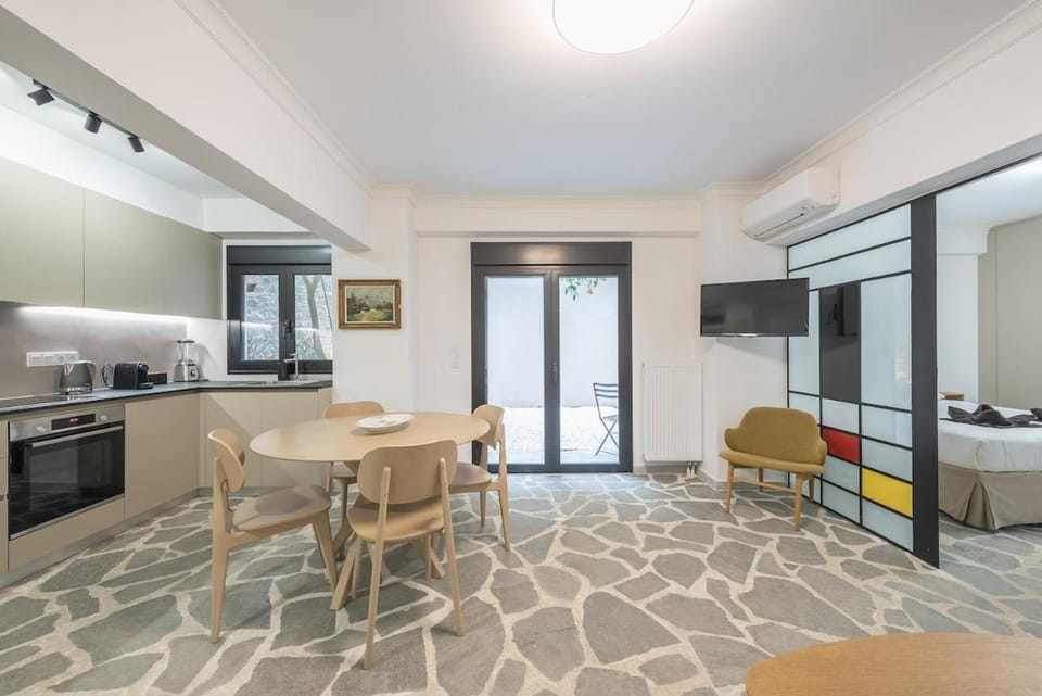 TV and multimedia, Coffee/tea facilities, Kitchen or kitchenette, Living room, Seating area, Dining area, oven, stove, air conditioner