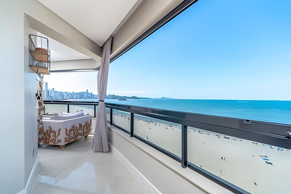 Bird's eye view, Coffee/tea facilities, View (from property/room), Living room, City view, Sea view, Street view
