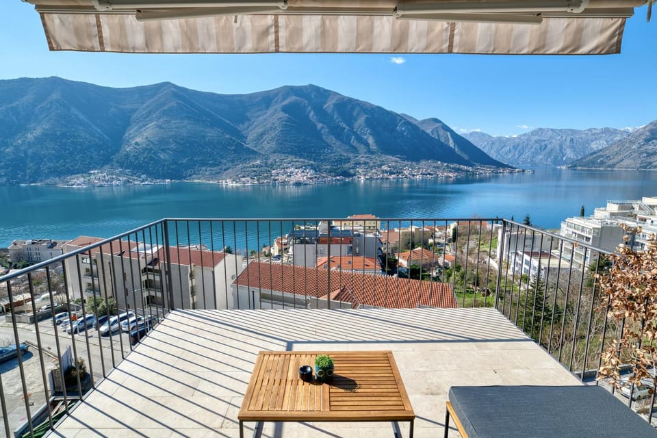 View (from property/room), Mountain view, Sea view