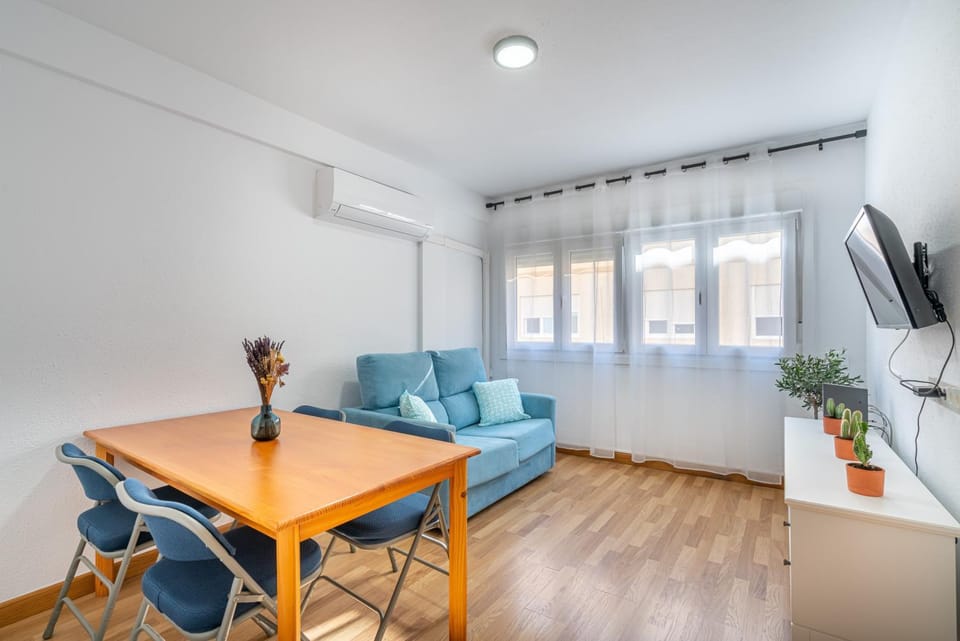 TV and multimedia, Living room, Seating area, Dining area, air conditioner