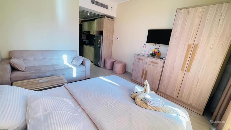 Bed, Living room, Photo of the whole room, Seating area, Bedroom, towels, air conditioner