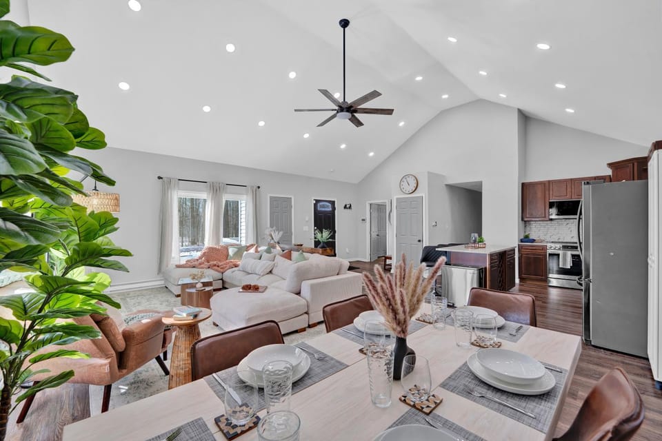 Communal lounge/ TV room, Living room, Seating area, Dining area