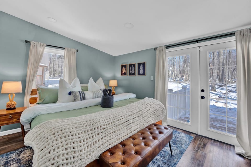 Bed, Photo of the whole room, Bedroom