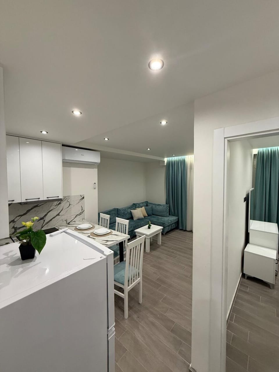 TV and multimedia, Kitchen or kitchenette, Living room, Photo of the whole room, Seating area, Dining area