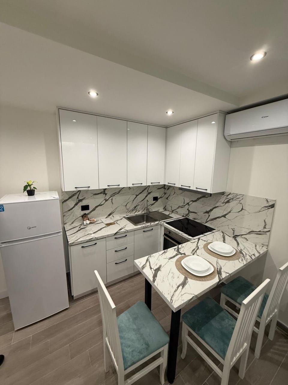 Kitchen or kitchenette, Living room, Seating area, Dining area, oven, air conditioner
