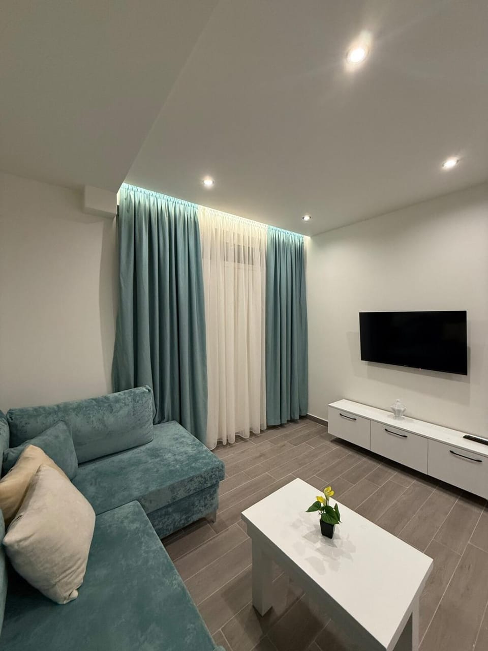 Communal lounge/ TV room, TV and multimedia, Living room, Seating area, Evening entertainment