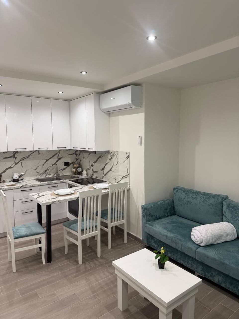 Kitchen or kitchenette, Living room, Seating area, Dining area, stove
