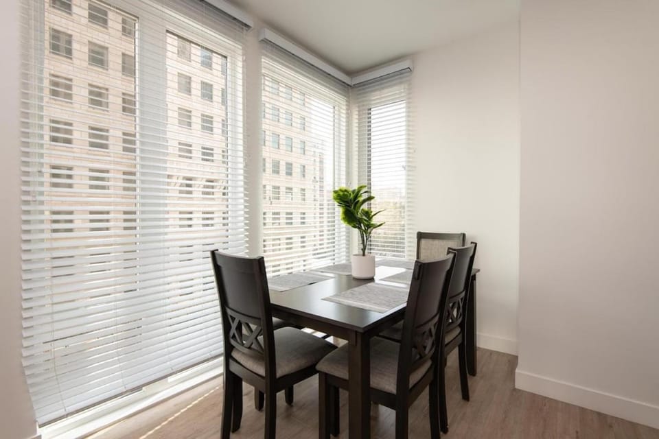 Chic 3-bed Apt with Pool & Hot Tub in Heart of DTLA Apartment in Los Angeles