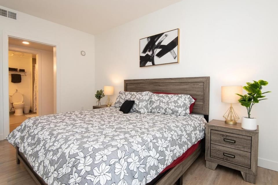 Chic 3-bed Apt with Pool & Hot Tub in Heart of DTLA Apartment in Los Angeles