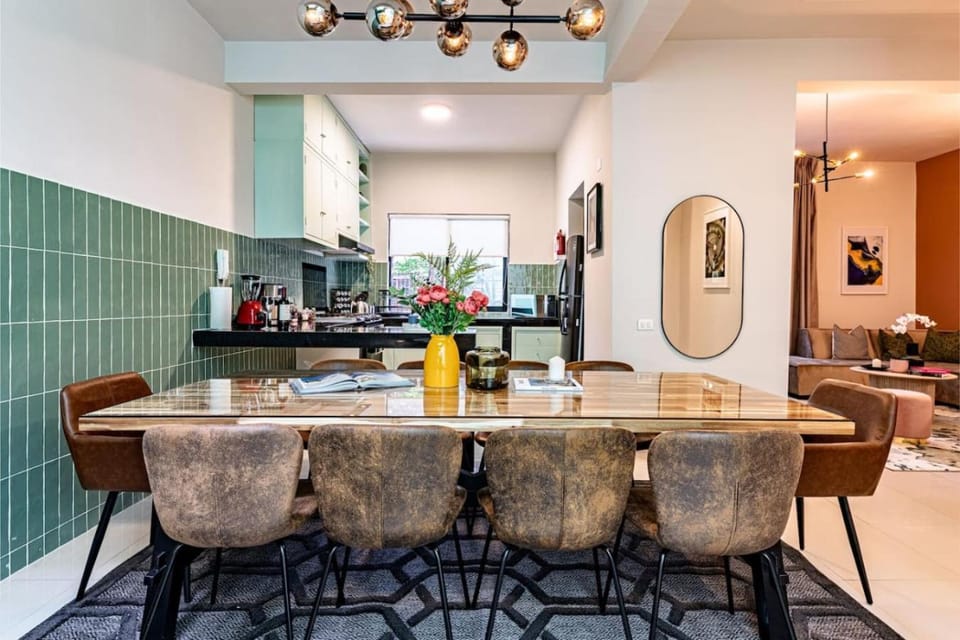 Kitchen or kitchenette, Dining area