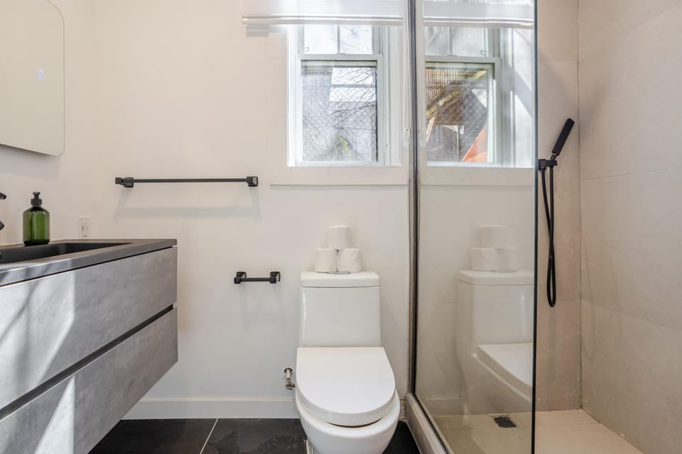 Shower, Toilet, Bathroom, Bath, towels