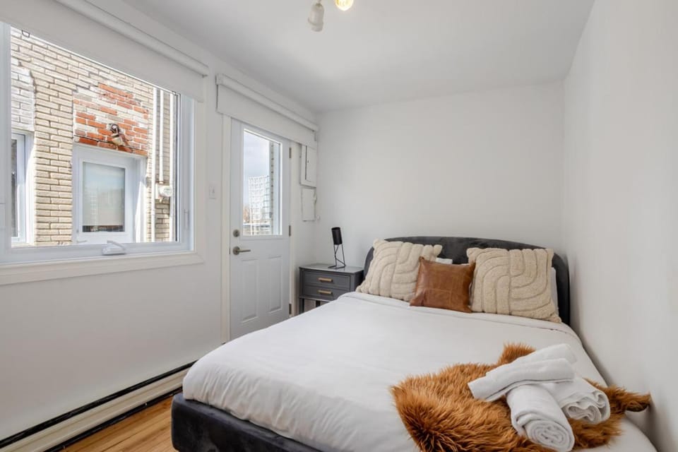 Modern 2BR in Plateau – Steps to Downtown Apartment in Laval