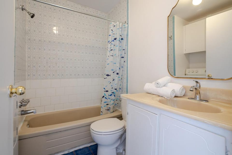Modern 2BR in Plateau – Steps to Downtown Apartment in Laval