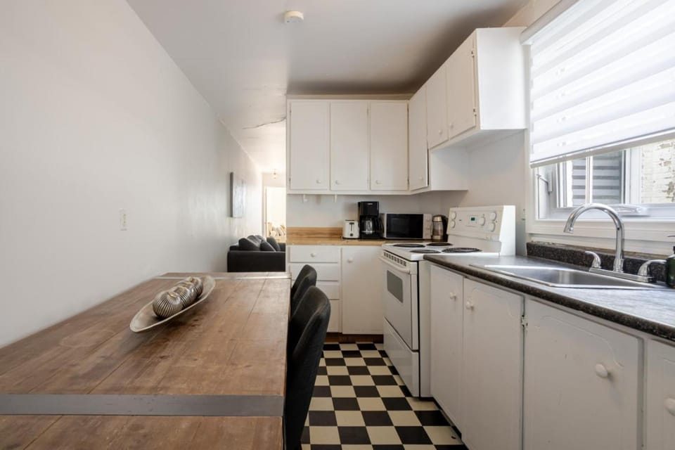 Modern 2BR in Plateau – Steps to Downtown Apartment in Laval
