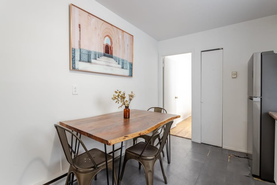 Kitchen or kitchenette, Seating area, Dining area