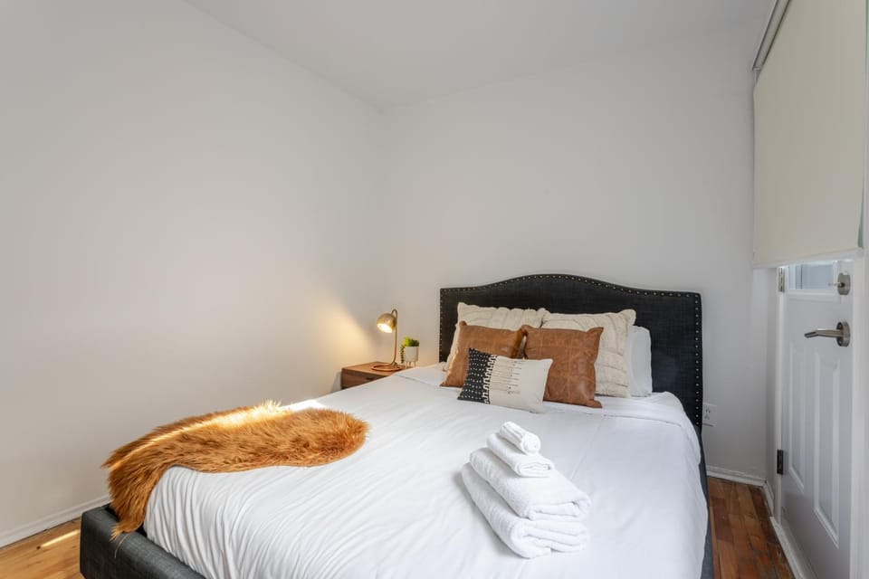 Bed, Bedroom, wardrobe, air conditioner