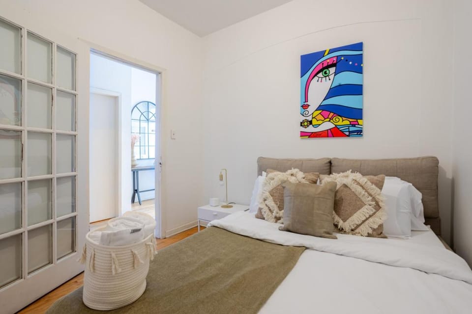 Grand 4BR – Your Spacious Mont-Royal Retreat Apartment in Laval