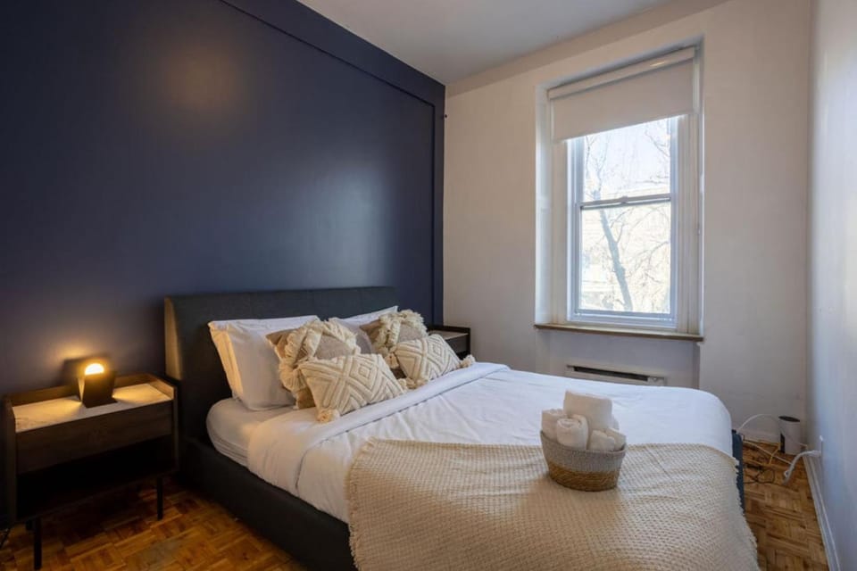 Refined Downtown Getaway – A Stylish Stay Apartment in Laval
