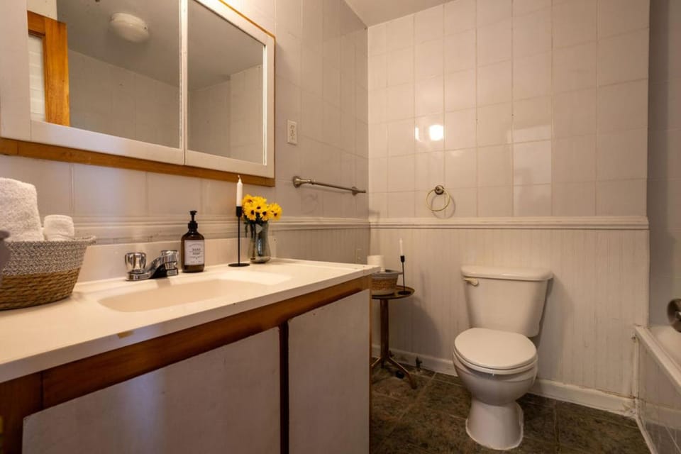 Refined Downtown Getaway – A Stylish Stay Apartment in Laval