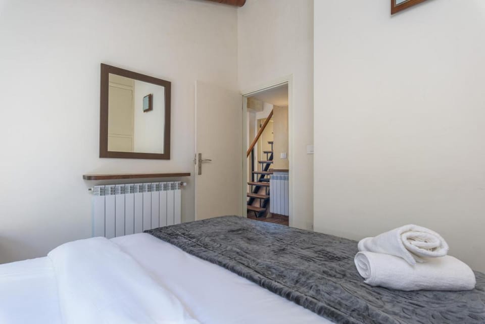 Bed, Photo of the whole room, Bedroom, heating, towels