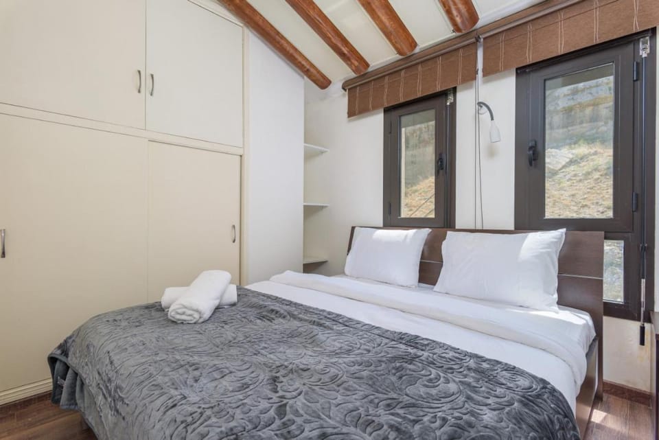Bed, Photo of the whole room, Bedroom, flat iron, hair dryier, heating, towels, wardrobe