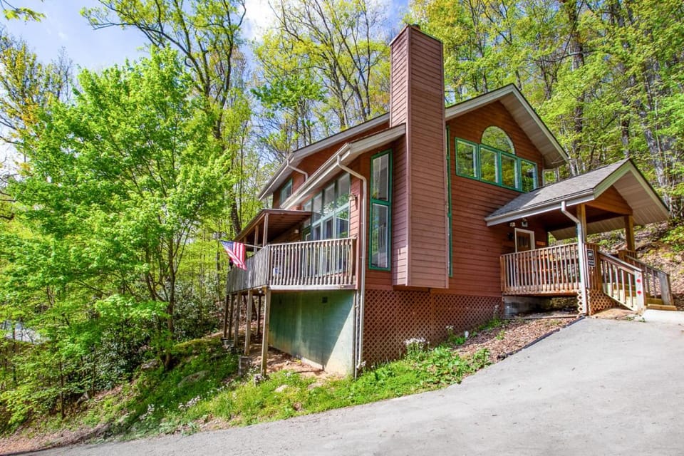 Wanderers Retreat Hot Tub Multicade Grill MORE House in Gatlinburg