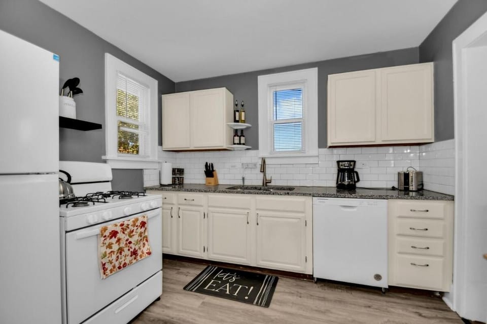 Kitchen or kitchenette, oven, stove