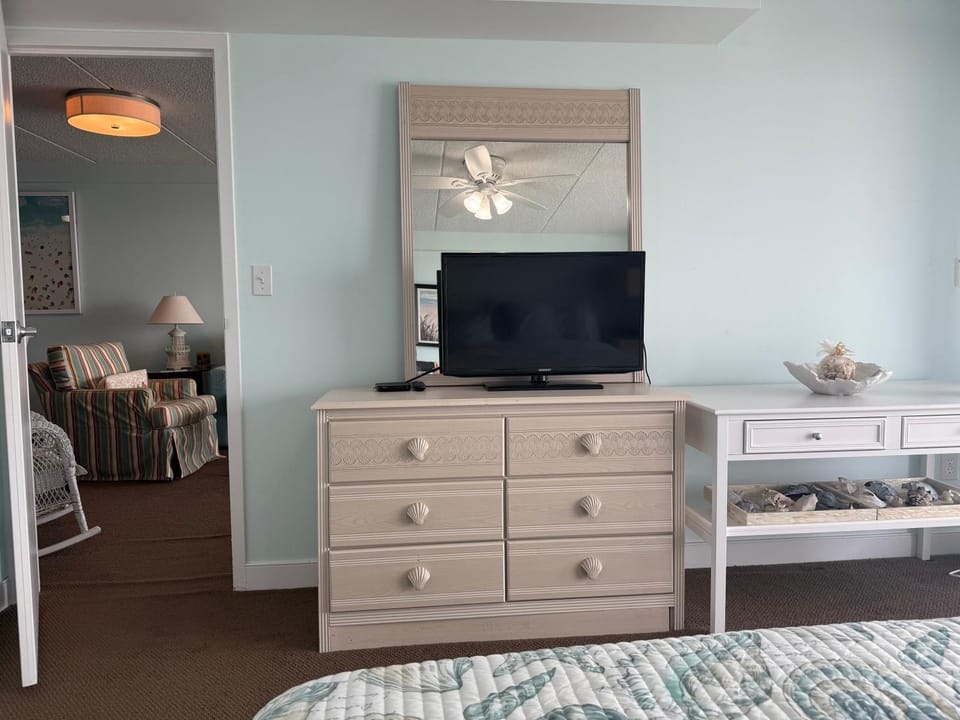 Bed, TV and multimedia, Bedroom