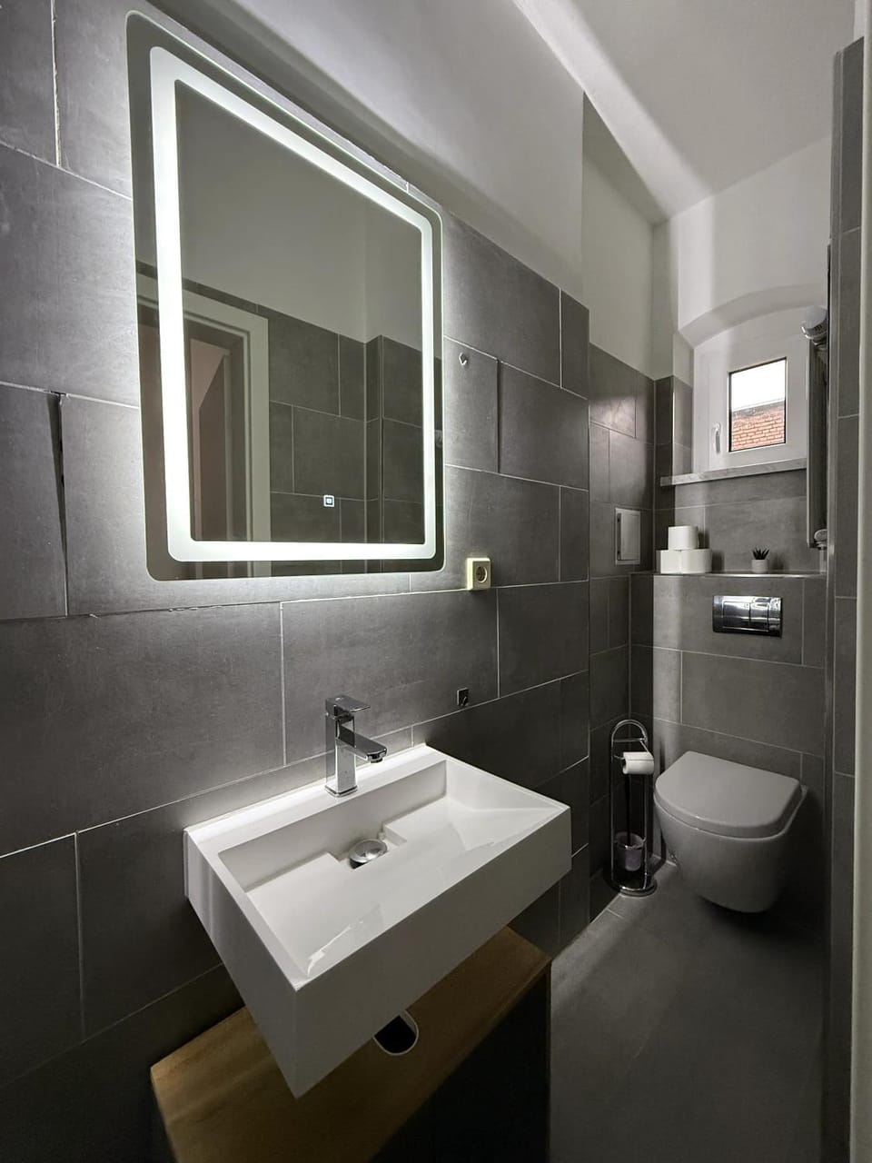 1G LV 6-Zimmer-Apartment Hbf Halle Apartment in Halle Saale