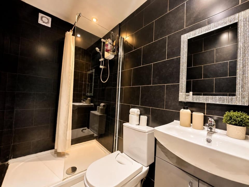 Room 1 Shared House in L7 Bed and Breakfast in Liverpool