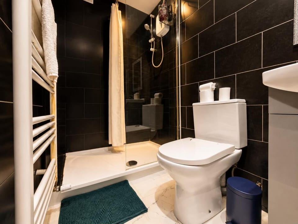 Room 1 Shared House in L7 Bed and Breakfast in Liverpool