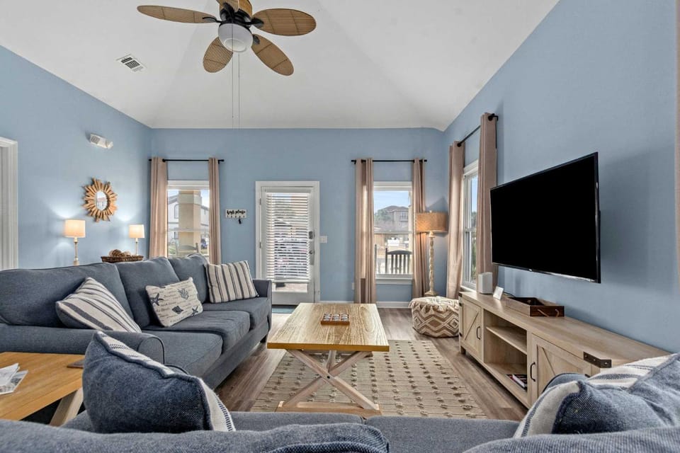 Communal lounge/ TV room, TV and multimedia, Living room, Seating area, Evening entertainment