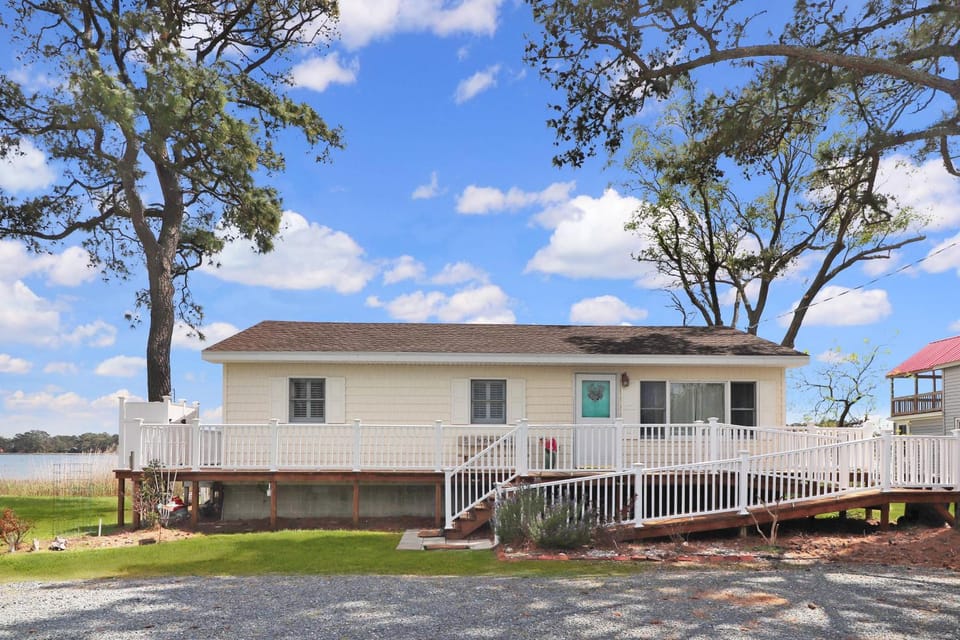 An Unfettered View - Beautiful ranch w/ boat dock! House in Chincoteague Island