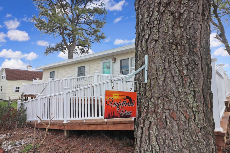 An Unfettered View - Beautiful ranch w/ boat dock! House in Chincoteague Island