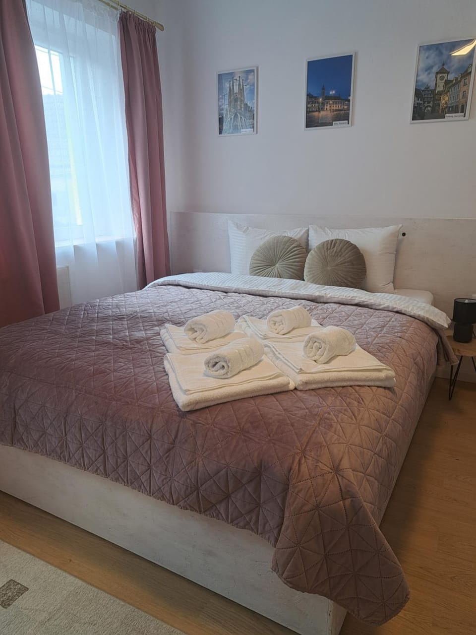 Bedroom, towels