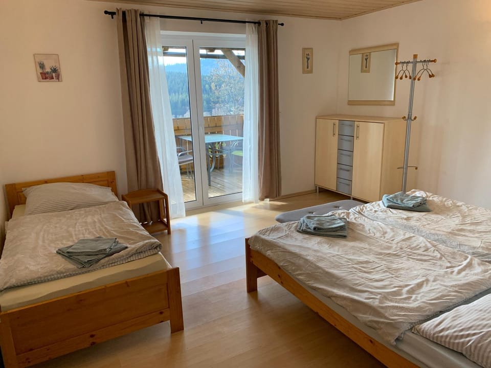 Bed, Bedroom, towels