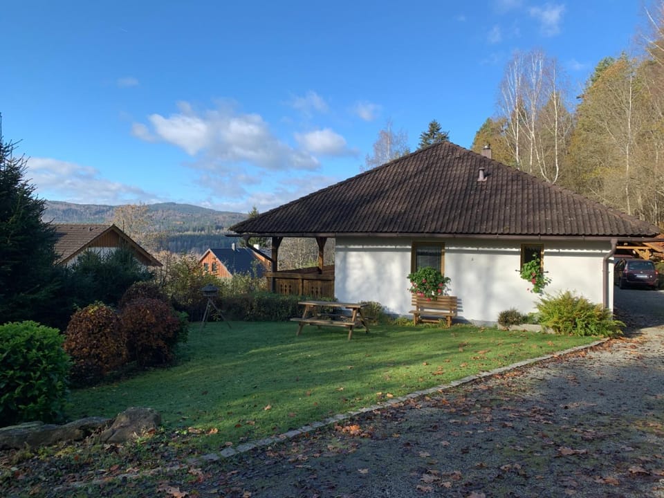 Property building, Day, Natural landscape, Garden, Mountain view