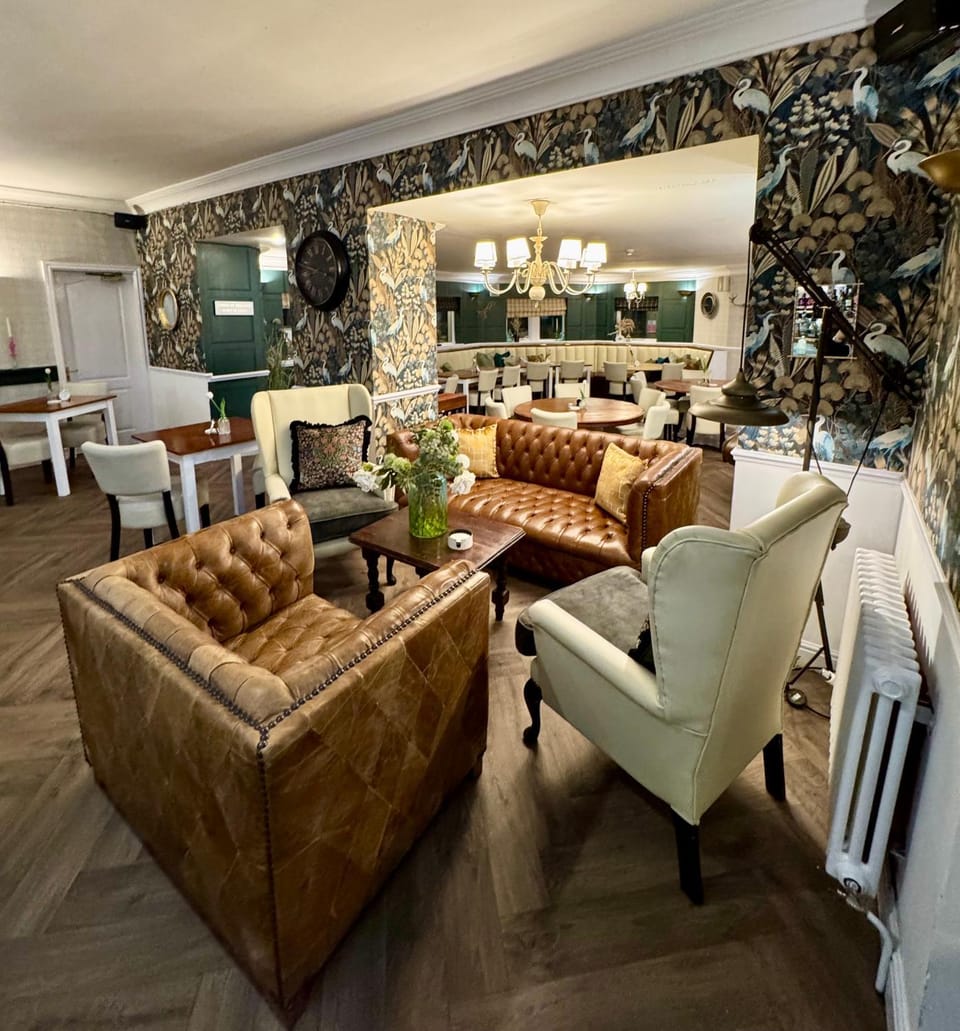 Restaurant/places to eat, Communal lounge/ TV room, Lounge or bar